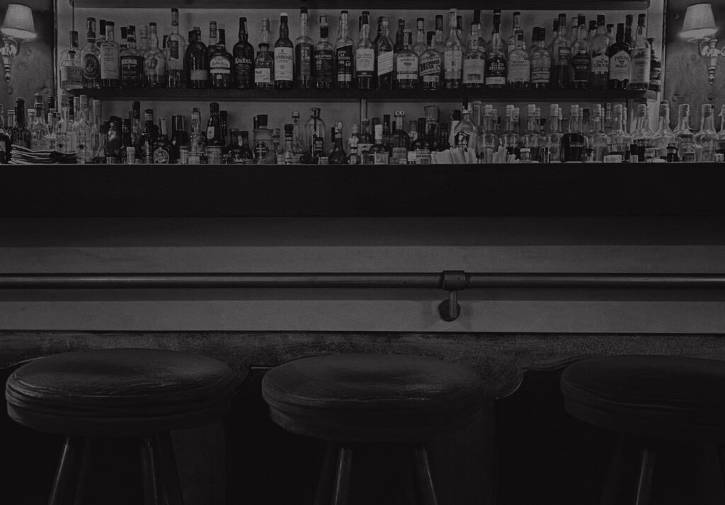 Wiener Duett Kurzgeschichte Robert Prazak Foto einer Bar von Oliver Frsh via unsplash